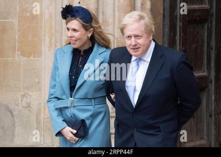 200310 -- LONDRA, 10 marzo 2020 -- il primo ministro britannico Boris Johnson R e il suo partner Carrie Symonds lasciano l'Abbazia di Westminster dopo aver partecipato all'annuale Commonwealth Service nel Commonwealth Day a Londra, in Gran Bretagna, 9 marzo 2020. Foto di Ray Tang/Xinhua BRITAIN-LONDON-COMMONWEALTH SERVICE- WESTMINSTER ABBEY HanxYan PUBLICATIONxNOTxINxCHN Foto Stock