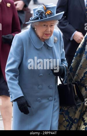 200310 -- LONDRA, 10 marzo 2020 -- la regina Elisabetta II arriva all'Abbazia di Westminster per partecipare all'annuale Commonwealth Service presso l'Abbazia di Westminster il giorno del Commonwealth a Londra, in Gran Bretagna, 9 marzo 2020. Foto di Ray Tang/Xinhua BRITAIN-LONDON-COMMONWEALTH SERVICE- WESTMINSTER ABBEY HanxYan PUBLICATIONxNOTxINxCHN Foto Stock