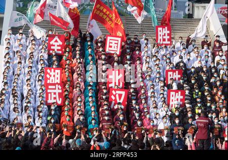 200310 -- WUHAN, 10 marzo 2020 -- i lavoratori medici celebrano dopo la chiusura di un ospedale temporaneo nel distretto di Wuchang di Wuhan, provincia centrale di Hubei della Cina, 10 marzo 2020. Gli ultimi due ospedali temporanei a Wuhan, epicentro dell'epidemia di coronavirus nella provincia di Hubei della Cina centrale, sono stati chiusi martedì, segnando la chiusura di tutti e 16 gli ospedali temporanei della città. CHINA-WUHAN-TEMPORARY HOSPITALS-CLOSURE CN XIAOXYIJIU PUBLICATIONXNOTXINXCHN Foto Stock