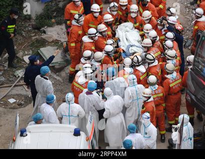 200311 -- PECHINO, 11 marzo 2020 -- i soccorritori trasferiscono un uomo, rimasto intrappolato nelle macerie per 69 ore, su un'ambulanza nel luogo dell'incidente di un edificio alberghiero a Quanzhou, nella provincia del Fujian nel sud-est della Cina, 10 marzo 2020. XINHUA FOTO DEL GIORNO LinxShanchuan PUBLICATIONxNOTxINxCHN Foto Stock