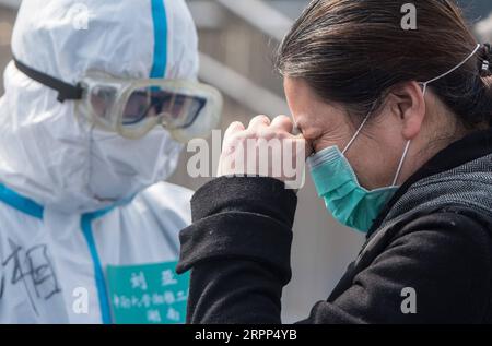 200311 -- PECHINO, 11 marzo 2020 -- Un paziente curato da coronavirus piange via dalla gioia mentre lascia l'ospedale temporaneo di Wuchang a Wuhan, nella provincia di Hubei, nella Cina centrale, il 10 marzo 2020. XINHUA FOTO DEL GIORNO XiaoxYijiu PUBLICATIONxNOTxINxCHN Foto Stock