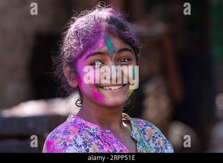 200311 -- PECHINO, 11 marzo 2020 -- una ragazza indiana spalmata di colori partecipa alla celebrazione di Holi a nuova Delhi, India, 10 marzo 2020. XINHUA FOTO DEL GIORNO JavedxDar PUBLICATIONxNOTxINxCHN Foto Stock