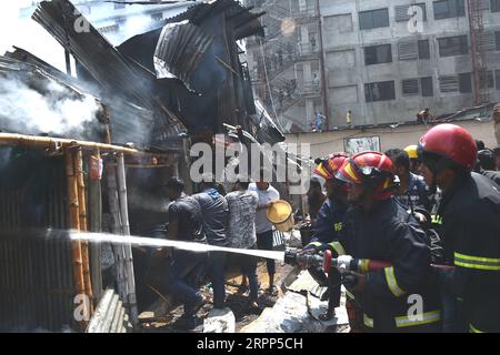 200311 -- DACCA, 11 marzo 2020 -- i vigili del fuoco spruzzano acqua per spegnere il fuoco in una baraccopoli a Dacca, Bangladesh, l'11 marzo 2020. Un enorme incendio ha colpito una delle più grandi baraccopoli della capitale bengalese Dhaka mercoledì, distruggendo centinaia di case e lasciando migliaia di sfollati. Str/Xinhua SPOT NEWSBANGLADESH-DHAKA-SLUM-FIRE Naimulkarim PUBLICATIONxNOTxINxCHN Foto Stock