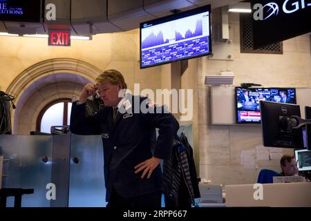 200311 -- NEW YORK, 11 marzo 2020 -- Un trader reagisce al New York Stock Exchange NYSE di New York, negli Stati Uniti, l'11 marzo 2020. La Dow Jones Industrial Average è scesa di 1.464,94 punti, o 5,86%, a 23.553,22. L'indice azionario del 30 è caduto in un territorio di mercato degli orsi, in calo di oltre il 20% rispetto alla chiusura record del mese scorso. La S&P 500 è diminuita di 140,85 punti, o del 4,89%, per finire a 2.741,38. Il Nasdaq Composite Index è sceso di 392,20 punti, o 4,70%, a 7.952,05. Foto di /Xinhua U.S.-NEW YORK-STOCKS MichaelxNagle PUBLICATIONxNOTxINxCHN Foto Stock