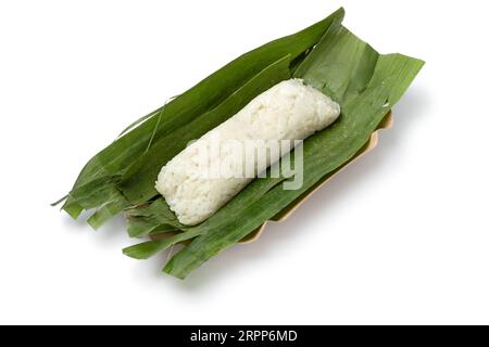 Lemper Ayam intero avvolto in foglie di banana, uno spuntino salato indonesiano a base di riso glutinoso ripieno di pollo sminuzzato stagionato isolato da vicino Foto Stock
