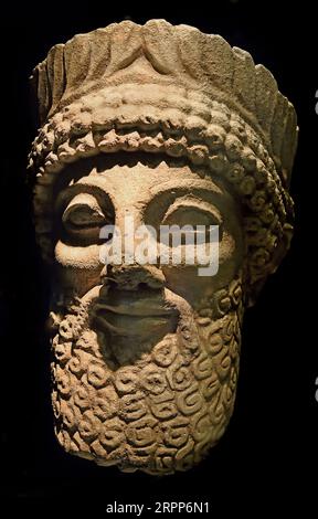 Testa maschio barbuto che indossa una corona di foglie di quercia calcare Cypro Classical! 480-400BC Atene, Museo, Grecia. Museo d'arte delle Cicladi Foto Stock