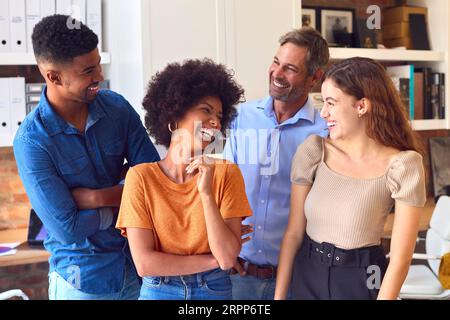 Ritratto del team aziendale multiculturale in piedi insieme in ufficio Foto Stock