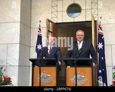 200312 -- CANBERRA, 12 marzo 2020 -- il primo ministro australiano Scott Morrison R e il tesoriere Josh Frydenberg partecipano a una conferenza stampa presso il Parlamento di Canberra, Australia, 12 marzo 2020. Il governo australiano ha annunciato giovedì un pacchetto di stimolo per il coronavirus da 11,35 miliardi di dollari australiani. Le misure, che valgono più dell'1% del PIL del prodotto interno lordo australiano, includono incentivi agli investimenti accelerati e sussidi salariali per gli apprendisti commerciali. Bai Xu AUSTRALIA-CANBERRA-COVID-19-PIANO ECONOMICO ChuxChen PUBLICATIONxNOTxINxCHN Foto Stock