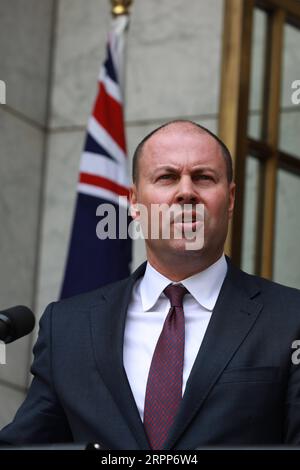 200312 -- CANBERRA, 12 marzo 2020 -- il tesoriere australiano Josh Frydenberg partecipa a una conferenza stampa presso la sede del Parlamento a Canberra, Australia, 12 marzo 2020. Il governo australiano ha annunciato giovedì un pacchetto di stimolo per il coronavirus da 11,35 miliardi di dollari australiani. Le misure, che valgono più dell'1% del PIL del prodotto interno lordo australiano, includono incentivi agli investimenti accelerati e sussidi salariali per gli apprendisti commerciali. Foto di /Xinhua AUSTRALIA-CANBERRA-COVID-19-ECONOMY-PLAN ChuxChen PUBLICATIONxNOTxINxCHN Foto Stock