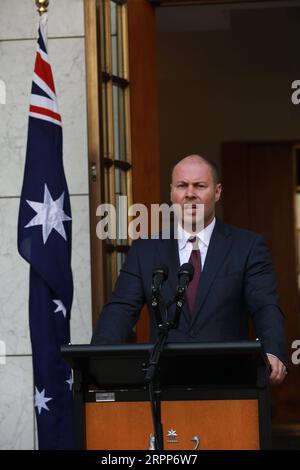 200312 -- CANBERRA, 12 marzo 2020 -- il tesoriere australiano Josh Frydenberg partecipa a una conferenza stampa presso la sede del Parlamento a Canberra, Australia, 12 marzo 2020. Il governo australiano ha annunciato giovedì un pacchetto di stimolo per il coronavirus da 11,35 miliardi di dollari australiani. Le misure, che valgono più dell'1% del PIL del prodotto interno lordo australiano, includono incentivi agli investimenti accelerati e sussidi salariali per gli apprendisti commerciali. Foto di /Xinhua AUSTRALIA-CANBERRA-COVID-19-ECONOMY-PLAN ChuxChen PUBLICATIONxNOTxINxCHN Foto Stock