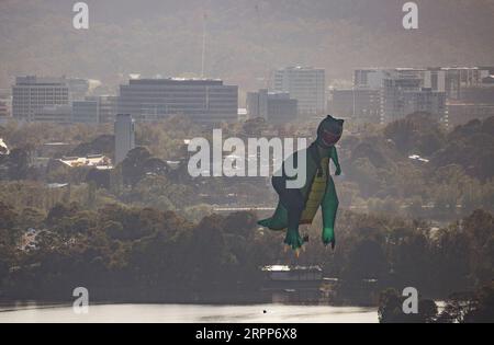 200312 -- CANBERRA, 12 marzo 2020 -- Una mongolfiera si sposta sopra il lago Burley Griffin durante l'annuale festival Canberra Balloon Spectacular a Canberra, Australia, 11 marzo 2020. Foto di /Xinhua AUSTRALIA-CANBERRA-MONGOLFIERE LiuxChangchang PUBLICATIONxNOTxINxCHN Foto Stock