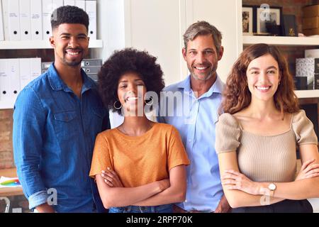 Ritratto del team aziendale multiculturale in piedi insieme in ufficio Foto Stock