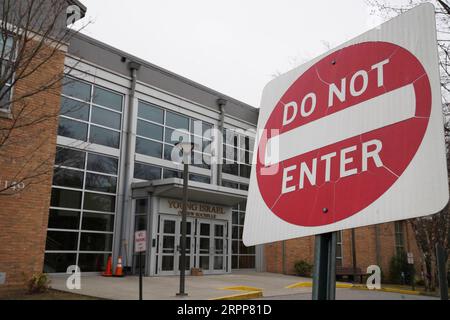 News Bilder des Tages 200312 -- NEW YORK, 12 marzo 2020 -- foto scattata il 12 marzo 2020 mostra Young Israel, una sinagoga al centro di un'area di contenimento di un miglio di raggio a New Rochelle, New York, Stati Uniti. Lo stato americano di New York ha istituito una cosiddetta area di contenimento in un hotspot COVID-19 giovedì, con truppe della Guardia Nazionale inviate sul posto per pulire le superfici e consegnare cibo alle persone in quarantena. U.S.-NEW YORK STATE-NEW ROCHELLE- AREA DI CONTENIMENTO -COVID-19 WANGXYING PUBLICATIONXNOTXINXCHN Foto Stock