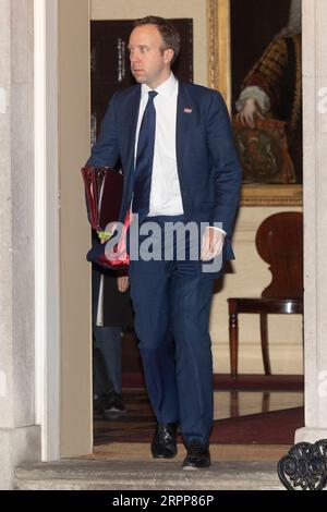 200313 -- LONDRA, 13 marzo 2020 Xinhua -- il Segretario di Stato britannico per la salute e l'assistenza sociale Matt Hancock lascia il 10 Downing Street dopo una conferenza stampa a Londra, in Gran Bretagna, il 12 marzo 2020. Giovedì il governo britannico ha annunciato che il paese è passato dalla fase di contenimento al ritardo in risposta all'epidemia di COVID-19, che vedrà più misure di distanziamento sociale. L'epidemia di COVID-19 è la peggiore crisi di salute pubblica di una generazione, il primo ministro britannico Boris Johnson ha detto ai giornalisti dopo una riunione di emergenza del comitato COBRA. Foto di Ray Tang/Xinhua BRITAIN- Foto Stock
