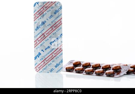 CHONBURI, THAILANDIA-11 LUGLIO 2023: Pillole rotonde Prenarpil e blister pack. Clonazepam usato per trattare convulsioni, disturbi di panico, disturbi d'ansia Foto Stock