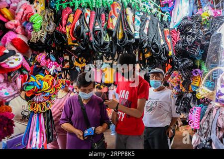 200313 -- MARIKINA CITY, 13 marzo 2020 -- i residenti comprano maschere facciali a Marikina City, Filippine, 13 marzo 2020. Il presidente filippino Rodrigo Duterte mise l'intera Metro Manila sotto quarantena comunitaria dopo aver innalzato il livello di allerta sanitaria pubblica al livello più alto codice Rosso Sub-livello 2, in un drastico tentativo di fermare la diffusione del coronavirus. Le Filippine hanno ora confermato 52 casi di COVID-19, tra cui cinque morti. FILIPPINE-MARIKINA-COVID-19 RouellexUmali PUBLICATIONxNOTxINxCHN Foto Stock