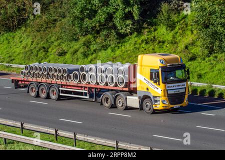 Bailey Taylor Haulage Trucking Company, che trasporta sistemi di drenaggio in calcestruzzo Staton Precast. 2016 DAF CF; viaggia a velocità sostenuta sull'autostrada M6 a Greater Manchester, Regno Unito Foto Stock