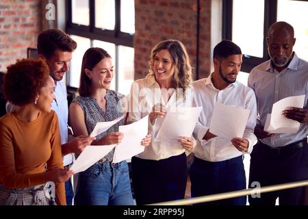 Riunione del team dirigente di una donna d'affari in un ufficio multiculturale molto impegnato Foto Stock