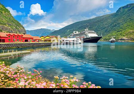 Pittoresco paesaggio con banchina e attracco delle navi da crociera nel porto di Flam. Aurlandsfjord, Sognefjord, Norvegia Foto Stock