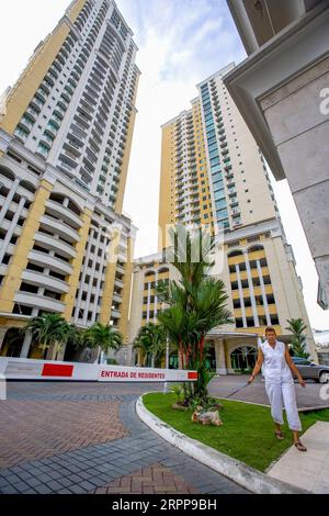 Panama, Panama-City, edificio privato dove i residenti sono protetti da una guardia all'ingresso. Foto Stock