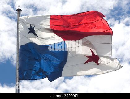 Panama, Panama City. La bandiera di Panama sulla cima del monte Cerro Ancon. Foto Stock