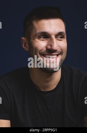 Ritratto di un giovane uomo felice Foto Stock