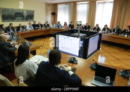 200314 -- BELGRADO, 14 marzo 2020 -- i capi serbi di istituti medici, ospedali e rappresentanti del governo partecipano a una videoconferenza con funzionari sanitari cinesi, esperti e loro omologhi provenienti dai paesi dell'Europa centrale e orientale CEE a Belgrado, Serbia, il 13 marzo 2020. Xinhua in primo piano: La Cina mette in mostra lo spirito di condivisione offrendo ai paesi CEE informazioni sul COVID-19 ShixZhongyu PUBLICATIONxNOTxINxCHN Foto Stock