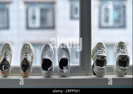 200314 -- LHASA, 14 marzo 2020 -- foto scattata l'11 marzo 2020 mostra le scarpe in onda in una casa per bambini a Lhasa, nella regione autonoma Tibet della Cina sud-occidentale. Pandor è nato a Shigatse, nella regione autonoma del Tibet della Cina sud-occidentale, una città vicino al confine con Nepal, Bhutan e India. È una madre orgogliosa di 22 figli, anche se la bambina di 37 anni non è mai stata incinta o sposata. Sei anni fa, Pandor si trasferì nella capitale regionale, Lhasa, dove trovò un lavoro in una casa per bambini per neonati fino agli studenti del college. La casa era alla ricerca di donne per gestire le unità familiari. Noi di Foto Stock