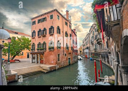 Paesaggio urbano con edifici storici e piazzetta sul canale d'acqua di Venezia. Italia Foto Stock