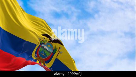 Bandiera nazionale ecuadoriana che sventola nel vento in una giornata limpida. La Repubblica dell'Ecuador è una repubblica presidenziale del Sud America. rendering dell'illustrazione 3d. Foto Stock