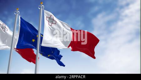 Bandiere di Malta e dell'Unione europea che sventolano al vento in una giornata limpida. Malta è diventata membro dell'UE nel maggio 2004. rendering dell'illustrazione 3d. Flutteri Foto Stock