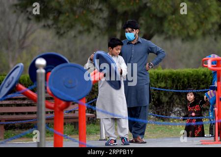 200314 -- ISLAMABAD, 14 marzo 2020 -- Un uomo che indossa una maschera facciale è visto in un parco pubblico a Islamabad, capitale del Pakistan, 14 marzo 2020. Il governo del Pakistan ha annunciato di aggiornare le sue misure contro la COVID-19 in tutto il paese dopo che 28 persone sono risultate positive al virus negli ultimi 17 giorni, l'assistente speciale del primo ministro della salute Zafar Mirza ha detto ai media qui venerdì sera. Il paese ha vietato tutti i tipi di riunioni pubbliche, tra cui festival sportivi e culturali, incontri ricreativi nei cinema e nei teatri, cerimonie di matrimonio nelle sale o nei luoghi all'aperto, meetin Foto Stock