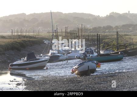 Misty Morning a Morston Creek, costa del Norfolk, Anglia orientale Foto Stock