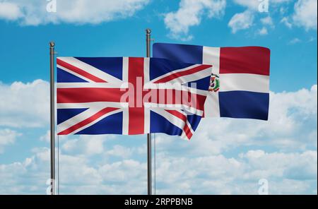 Bandiera della Repubblica Dominicana e Regno Unito, Regno Unito, bandiera della Gran Bretagna che sventolano insieme sul cielo blu, concetto di cooperazione tra due paesi Foto Stock