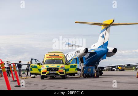 Svenskt Ambulansflyg (KSA), aeroporto di Örebro, Örebro, Svezia Kommunalförbundet Svenskt Ambulansflyg (KSA) è un'organizzazione nazionale formata, di proprietà reciproca e finanziata da tutte le 21 regioni della Svezia. L'operazione coordina ed effettua il trasporto in ambulanza con velivoli pronti in tre basi di emergenza, 24 ore al giorno, tutto l'anno. Foto Stock