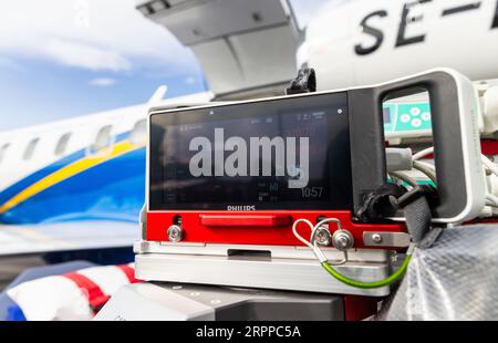 Svenskt Ambulansflyg (KSA), aeroporto di Örebro, Örebro, Svezia Kommunalförbundet Svenskt Ambulansflyg (KSA) è un'organizzazione nazionale formata, di proprietà reciproca e finanziata da tutte le 21 regioni della Svezia. L'operazione coordina ed effettua il trasporto in ambulanza con velivoli pronti in tre basi di emergenza, 24 ore al giorno, tutto l'anno. Foto Stock