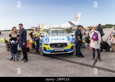 Giornata aeroportuale, un'auto della polizia tra i vistori, all'aeroporto di Örebro, Örebro, Svezia. Foto Stock