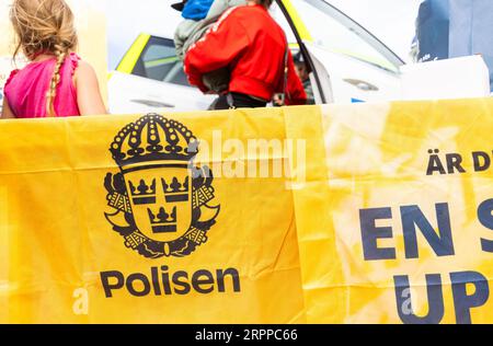 Pubblicità per l'autorità di polizia svedese presso l'aeroporto di Örebro, Örebro, Svezia. Foto Stock