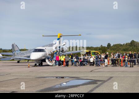 Svenskt Ambulansflyg (KSA), Örebro Airport Day, Kommunalförbundet, Svezia Örebro Svenskt Ambulansflyg (KSA) è un'organizzazione nazionale formata, di proprietà e finanziata da tutte le 21 regioni della Svezia. L'operazione coordina ed effettua il trasporto in ambulanza con velivoli pronti in tre basi di emergenza, 24 ore al giorno, tutto l'anno. Foto Stock