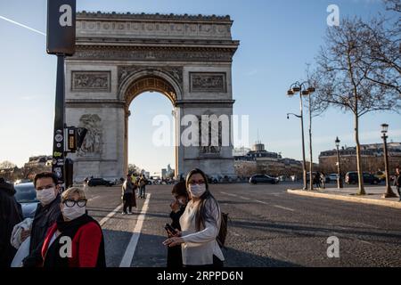 200316 -- PARIGI, 16 marzo 2020 Xinhua -- i pedoni che indossano maschere protettive camminano accanto all'Arco di Trionfo sugli Champs Elysees a Parigi, in Francia, 15 marzo 2020. La Francia ha confermato un totale di 5.423 casi di infezione da coronavirus, in aumento di 923 dal giorno precedente, il più alto conteggio giornaliero da quando il virus è stato rilevato nel paese all'inizio di quest'anno, le autorità sanitarie hanno detto domenica. Il governo ha bloccato parzialmente il paese sabato. Tutti i luoghi pubblici non essenziali, in particolare caffè, negozi, ristoranti e discoteche, sono chiusi fino a nuovo avviso. Solo alimentari, farmacie, benzina statio Foto Stock