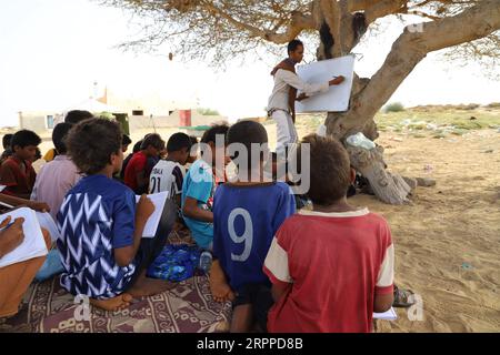 200316 -- PECHINO, 16 marzo 2020 -- gli studenti hanno una lezione sotto un albero in una scuola nel distretto di Midi nella provincia di Hajjah, Yemen, 14 marzo 2020. La guerra in Yemen ha costretto milioni di bambini a lasciare la scuola. Foto di /Xinhua XINHUA FOTO DEL GIORNO MohammedxALwafi PUBLICATIONxNOTxINxCHN Foto Stock