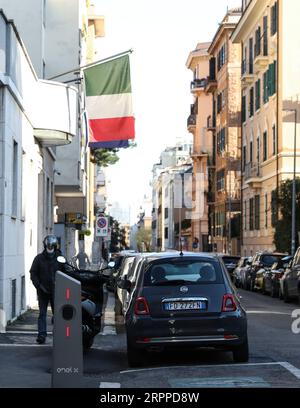 200316 -- ROMA, 16 marzo 2020 -- Un uomo che indossa una maschera cammina verso la sua moto a Roma, in Italia, il 15 marzo 2020. L'epidemia di coronavirus ha continuato a mietere vittime in Italia, poiché la nazione mediterranea è rimasta in un blocco nazionale domenica, secondo i nuovi dati rilasciati dal Dipartimento di protezione civile. Intervenendo durante una conferenza stampa televisiva serale, il capo del Dipartimento di protezione civile Angelo Borrelli ha confermato che 24.747 persone sono risultate positive al coronavirus e 1.809 sono morte da quando l'epidemia è scoppiata per la prima volta nel nord Italia il 21 febbraio. ITALIA-ROMA-COV Foto Stock