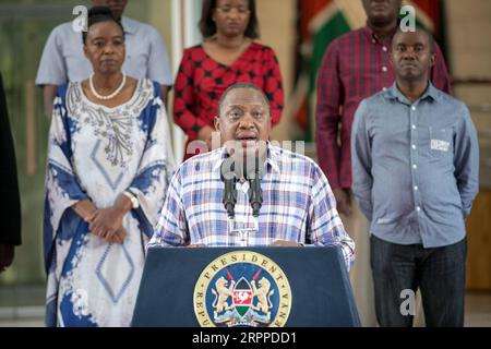 200316 -- NAIROBI, 16 marzo 2020 -- il presidente keniota Uhuru Kenyatta risponde a una conferenza stampa televisiva a Nairobi, Kenya, 15 marzo 2020. Il presidente keniota Uhuru Kenyatta ha annunciato misure rigorose per contribuire a contenere la diffusione del mortale coronavirus dopo che domenica sono stati confermati due nuovi casi. L'Africa subsahariana ha riportato altri nuovi casi di COVID-19 da coronavirus la domenica in mezzo a più forti contromisure contro la pandemia. KENYA-NAIROBI-COVID-19-PREVENZIONE SamuelxMiring u PUBLICATIONxNOTxINxCHN Foto Stock