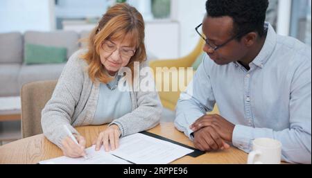 Donna, accordo assicurativo e contratto con consulente finanziario e piano pensionistico da firmare. Documento, persona femminile e analista aziendale con informazioni Foto Stock