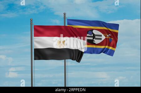 Eswatini ex Swaziland e bandiera egiziana che sventolano insieme nel vento sul cielo blu, concetto di cooperazione tra due paesi Foto Stock