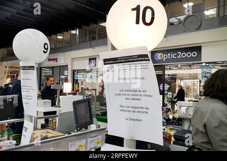 200316 -- PARIGI, 16 marzo 2020 -- avviso per mantenere le distanze si vedono in un supermercato a Lille, in Francia, il 16 marzo 2020. La situazione del coronavirus in Francia si sta deteriorando molto rapidamente, ha detto lunedì il direttore generale della salute del paese. Foto fornita da Sebastien Courdji/Xinhua FRANCE-LILLE-CORONAVIRUS-SUPERMARKET GaoxJing PUBLICATIONxNOTxINxCHN Foto Stock