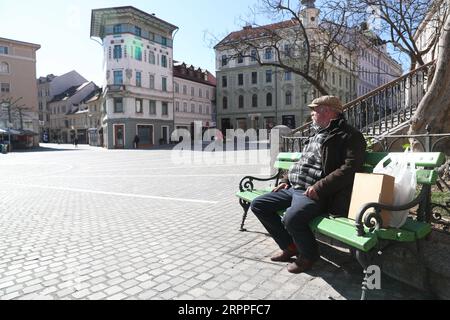 200317 -- LUBIANA, 17 marzo 2020 -- Un anziano siede su una panchina in Piazza Preseren a Lubiana, capitale della Slovenia, 16 marzo 2020. Il numero di casi confermati di COVID-19 in Slovenia è salito a 253, secondo il governo lunedì. Il governo ha deciso di sospendere i trasporti pubblici da domenica mezzanotte e prorogare indefinitamente il precedente decreto sulla chiusura di tutte le istituzioni educative. SLOVENIA-LUBIANA-COVID-19 PengxLijun PUBLICATIONxNOTxINxCHN Foto Stock