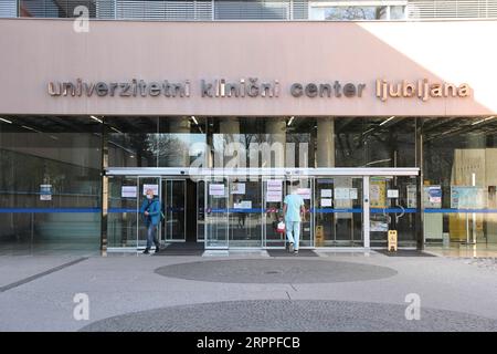 200317 -- LUBIANA, 17 marzo 2020 -- Un uomo entra nel centro medico dell'Università di Lubiana, il principale ospedale per il trattamento dei pazienti affetti da COVID-19, a Lubiana, capitale della Slovenia, 16 marzo 2020. Il numero di casi confermati di COVID-19 in Slovenia è salito a 253, secondo il governo lunedì. Il governo ha deciso di sospendere i trasporti pubblici da domenica mezzanotte e prorogare indefinitamente il precedente decreto sulla chiusura di tutte le istituzioni educative. SLOVENIA-LUBIANA-COVID-19 PengxLijun PUBLICATIONxNOTxINxCHN Foto Stock