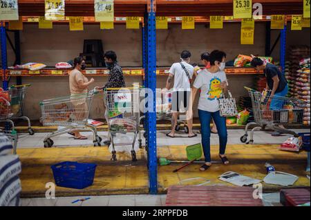 200317 -- PECHINO, 17 marzo 2020 -- la gente fa shopping in un supermercato a Kuala Lumpur, Malesia, inizio 17 marzo 2020. La Malaysia sta introducendo misure restrittive globali, tra cui la chiusura di negozi e scuole e l'imposizione di divieti di viaggio, nel tentativo di contenere l'epidemia di COVID-19, il primo ministro Muhyiddin Yassin ha annunciato lunedì. XINHUA FOTO DEL GIORNO ZhuxWei PUBLICATIONxNOTxINxCHN Foto Stock