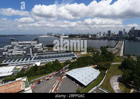 200317 -- SINGAPORE, 17 marzo 2020 Xinhua -- i veicoli in viaggio per Singapore dalla Malesia causano un inceppamento sulla Singapore-Johor Causeway il 17 marzo 2020. La Malaysia sta introducendo misure restrittive globali, tra cui la chiusura di negozi e scuole e l'imposizione di divieti di viaggio, nel tentativo di contenere l'epidemia di COVID-19, il primo ministro Muhyiddin Yassin ha annunciato lunedì. Le misure entreranno in vigore dal 18 marzo al 31 marzo, ha detto Muhyiddin. Foto di allora Chih Wey/Xinhua SINGAPORE-MALAYSIA-COVID-19-MEASURES PUBLICATIONxNOTxINxCHN Foto Stock